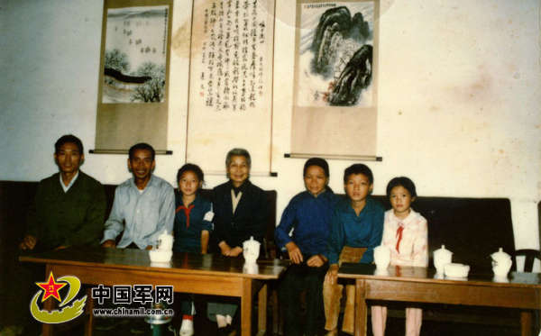 1985年,曾志与儿子石来发(左二)以及两个孙子在北京长城的合影.